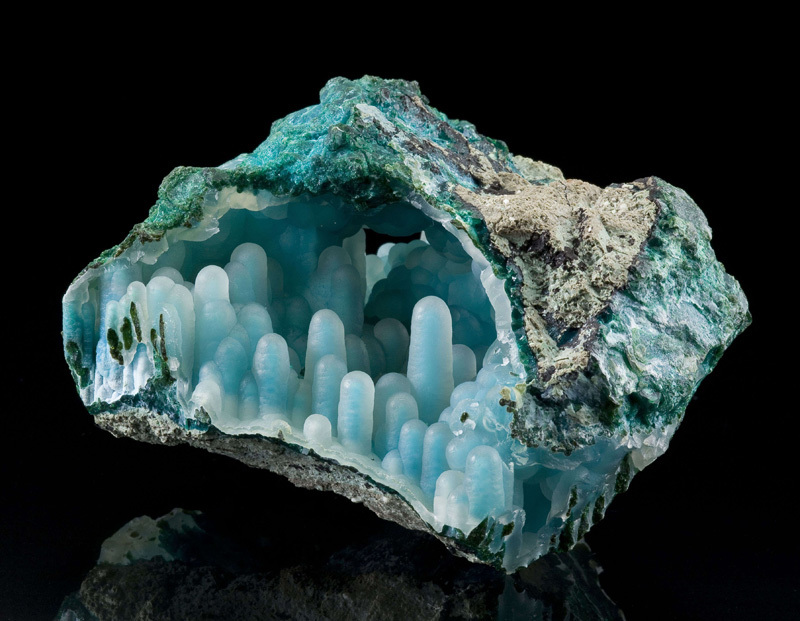 Уникальный минерал - халцедон со сталактитами хризоколла