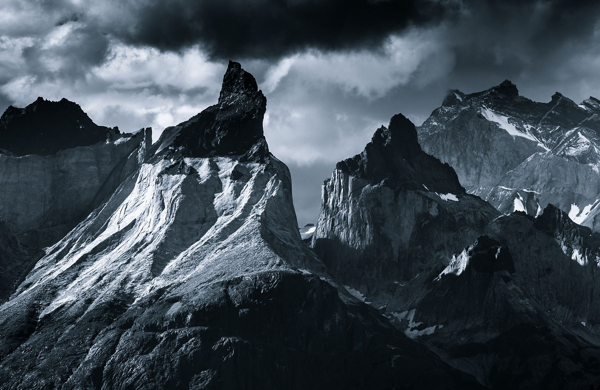 «Монохромные горы» - пейзажные фотографии с таинственным горизонтом