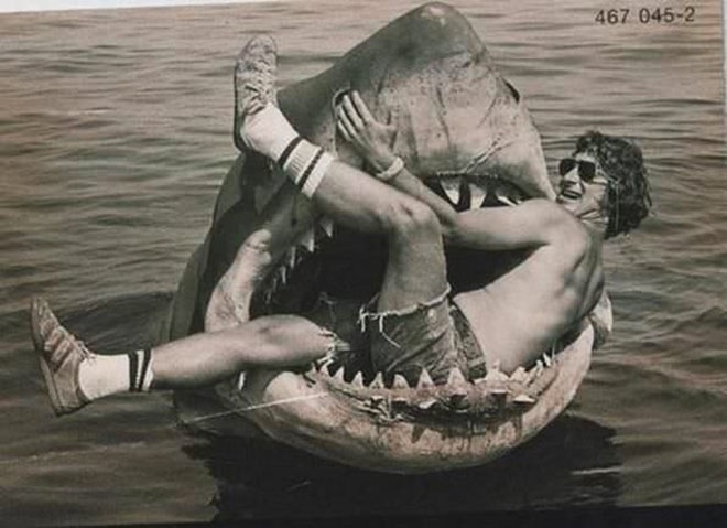 Стивен Спилберг позирует в пасти механической акулы, которую использовали для съёмок фильма «Челюсти»