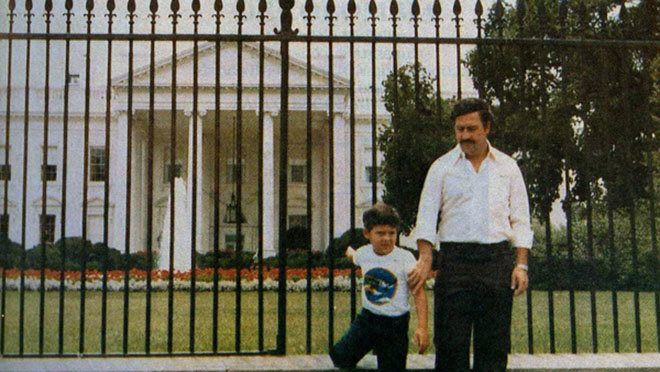 Наркобарон Пабло Эскобар и его сын Хуан позируют перед Белым домом в 1980-х