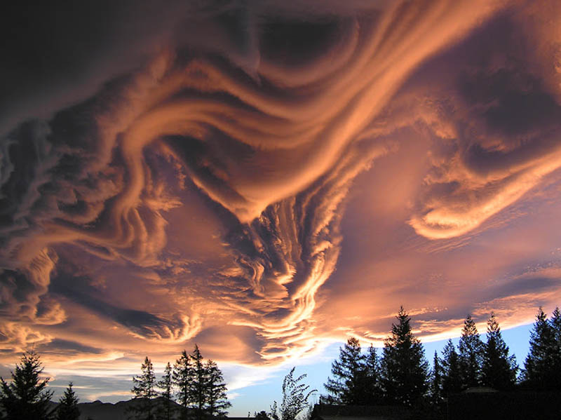 Облака Аsperatus (на лат. неровные, грубые), Кентербери, Новая Зеландия.