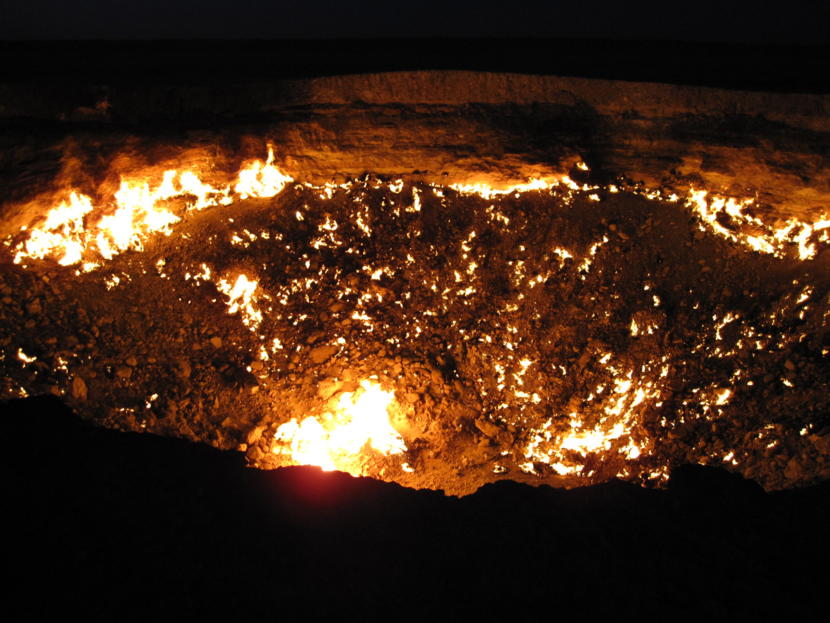 Дарваза - газовый кратер в Туркменистане, который непрерывно горит с 1971 года (4)