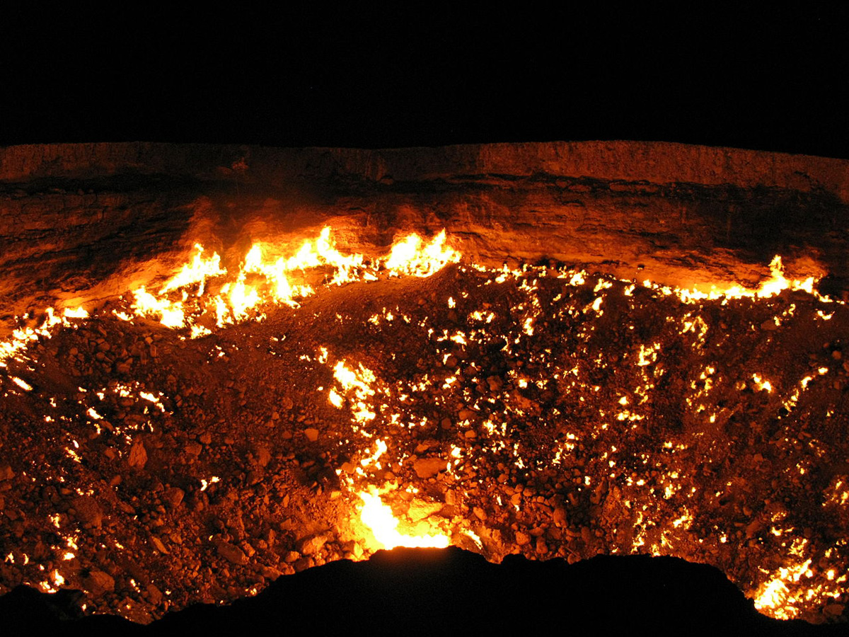 Дарваза - газовый кратер в Туркменистане, который непрерывно горит с 1971 года (3)