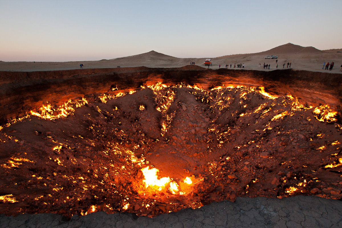 Дарваза - газовый кратер в Туркменистане, который непрерывно горит с 1971 года (5)