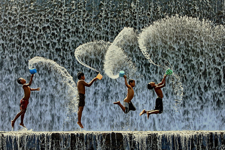 32 фотографии радостных моментов детства из разных стран-70