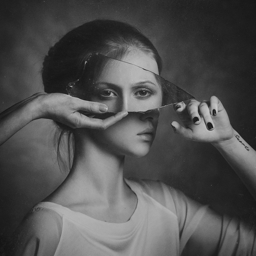 Сюрреалистический автопортрет с осколком зеркала