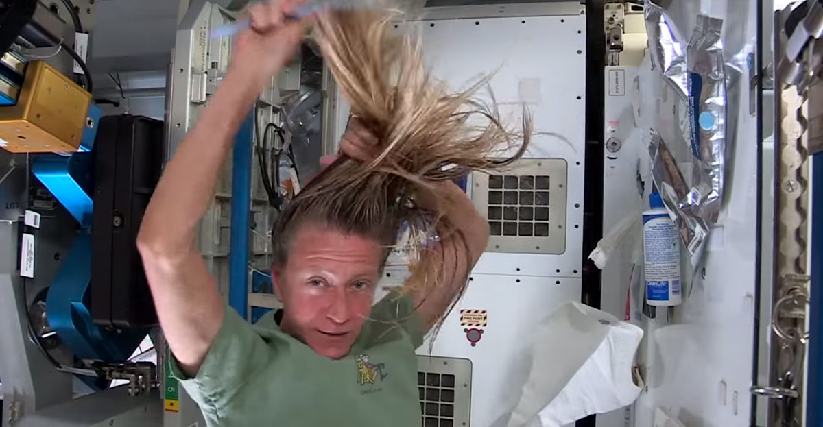 Каким образом космонавты моют волосы
