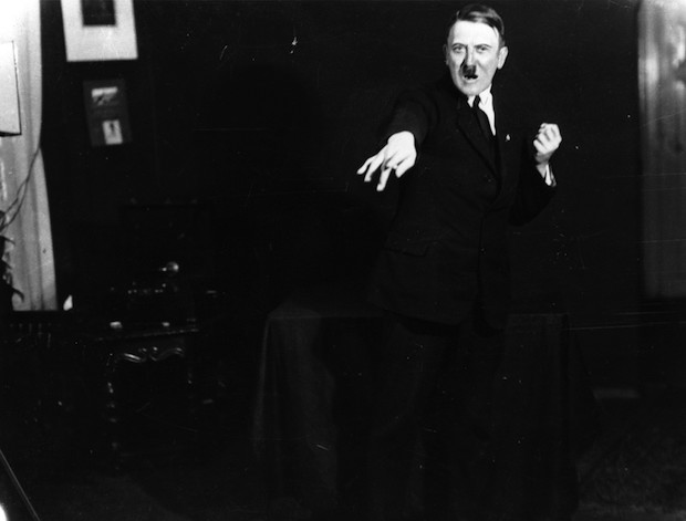 Гитлер отрабатывает язык тела - уникальные фотографии