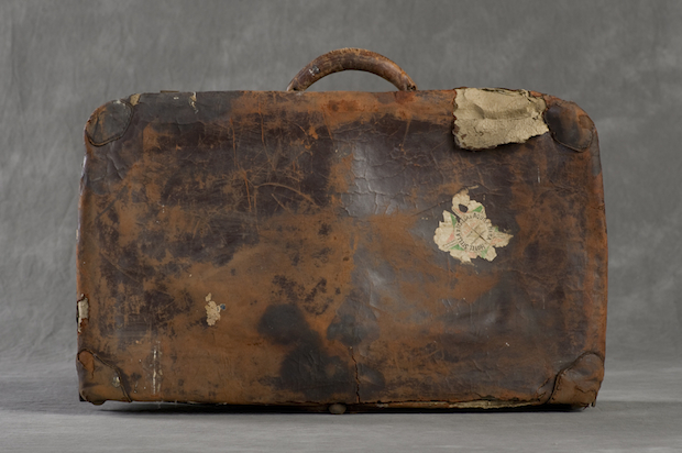 Содержимое брошенных чемоданов из 125-летней психиатрической клиники