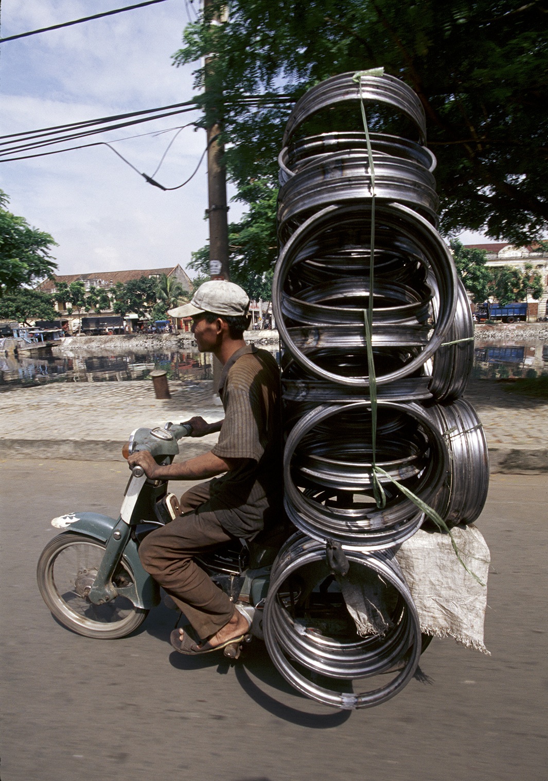 Находчивые вьетнамские мотоциклисты