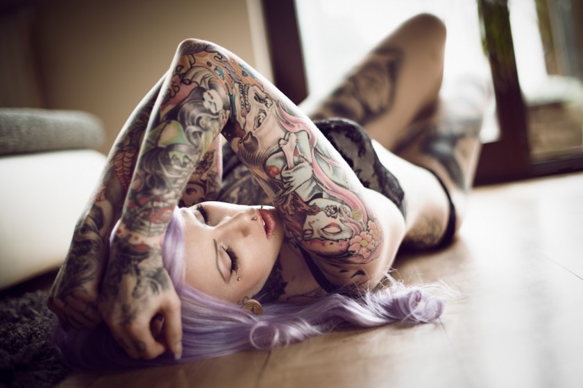 Голая киска татуированной девочки
