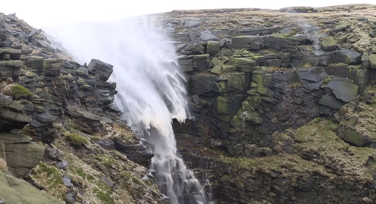 Удивительное явление природы: водопад течёт в обратном направлении-04