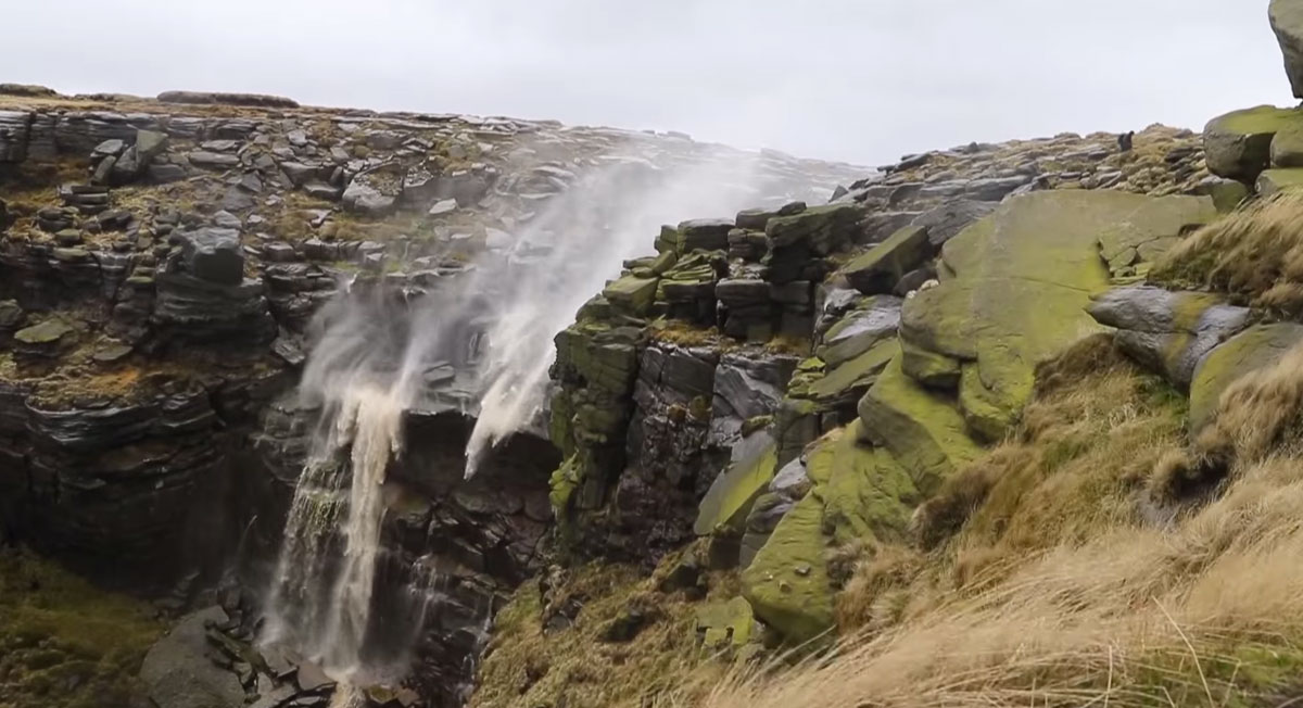 Удивительное явление природы: водопад течёт в обратном направлении-03