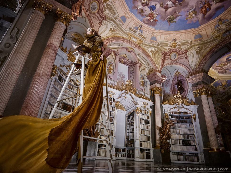 Потрясающая фотосессия в крупнейшей монастырской библиотеке мира - 3