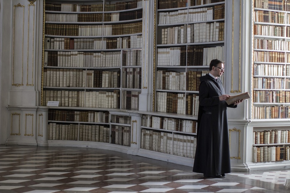 Потрясающая фотосессия в крупнейшей монастырской библиотеке мира - 6