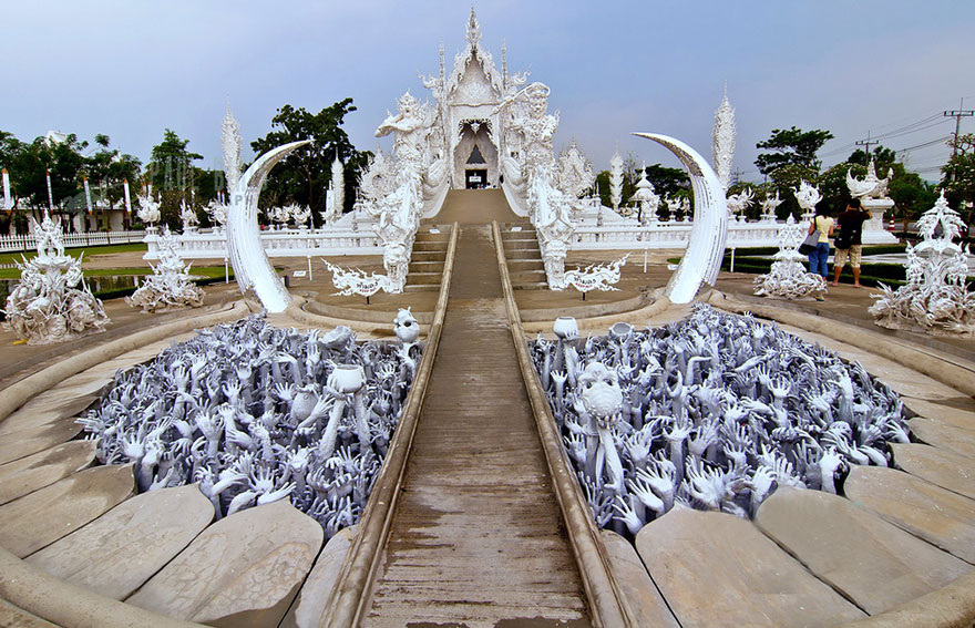 Белый храм в Таиланде-12