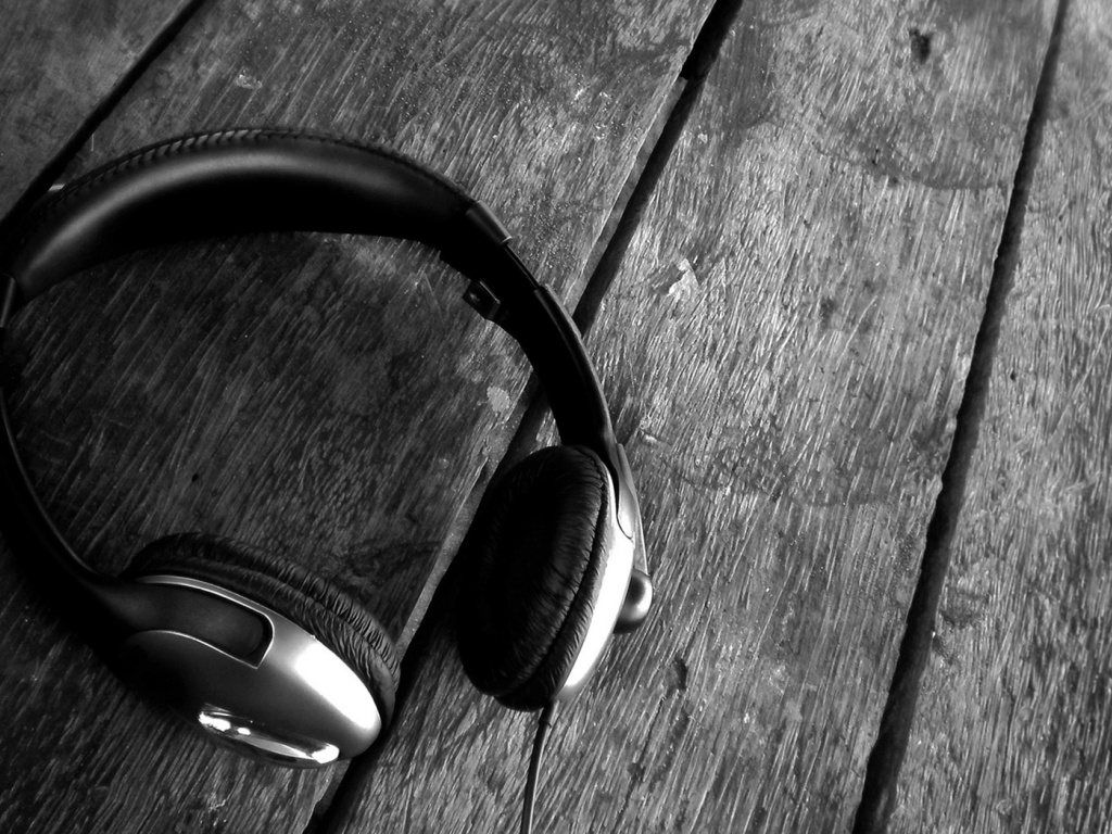 headphones-on-the-floor-wallpapers 34497 1024x768