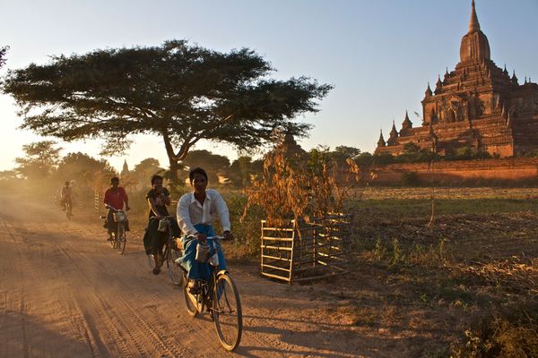 baghan-myanmar-bike-temple 49142 600x450