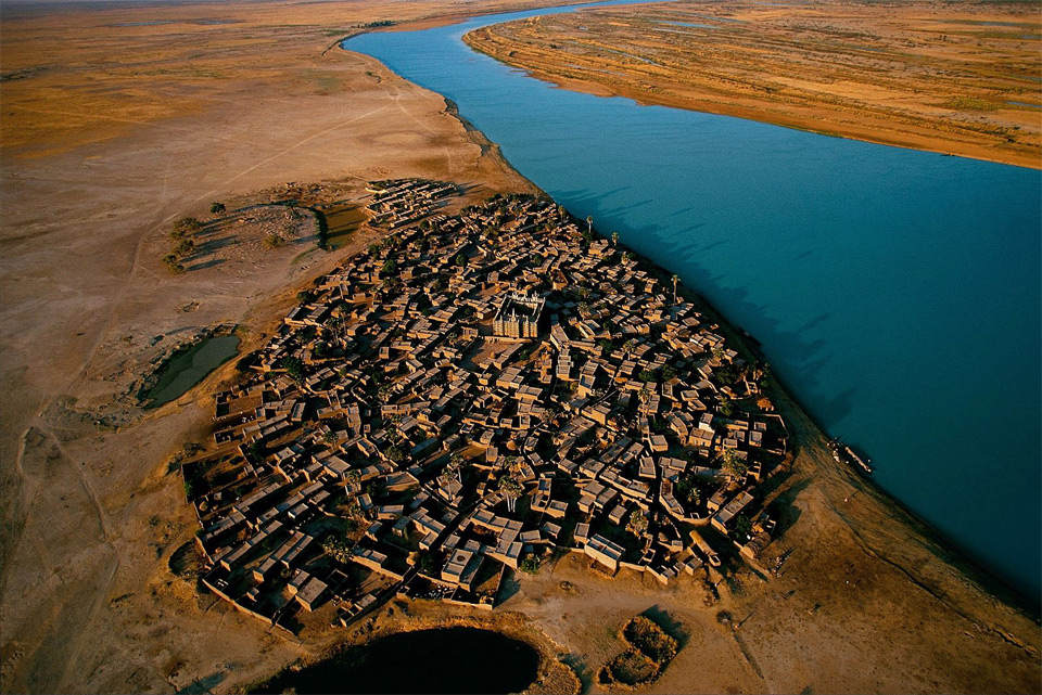 2village-on-the-bank-of-the-niger-river-mali