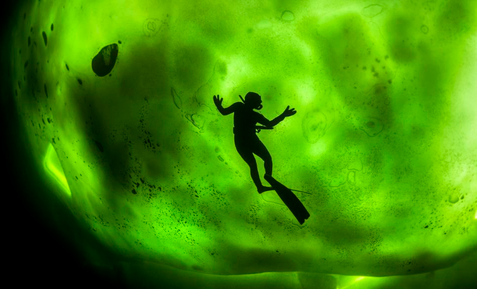 5northern-lights-through-ice-in-freezing-waters