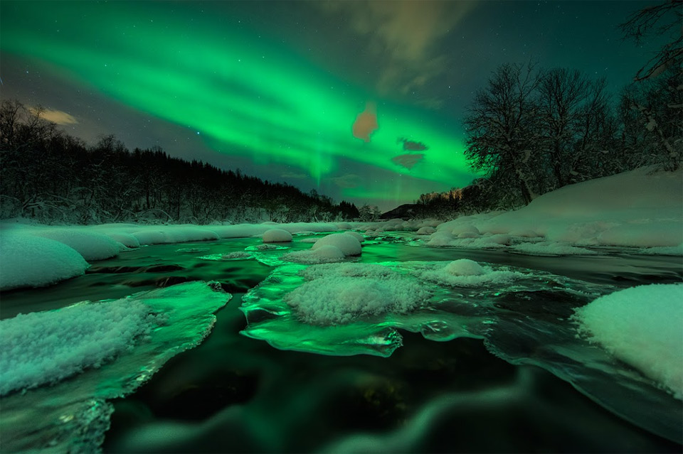 15aurora-shines-over-river-norway