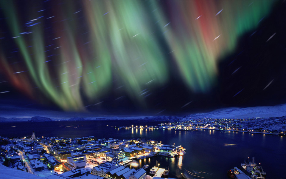 Роскошные пейзажи Норвегии 16aurora-borealis-in-the-skies-over-hammerfest-norway