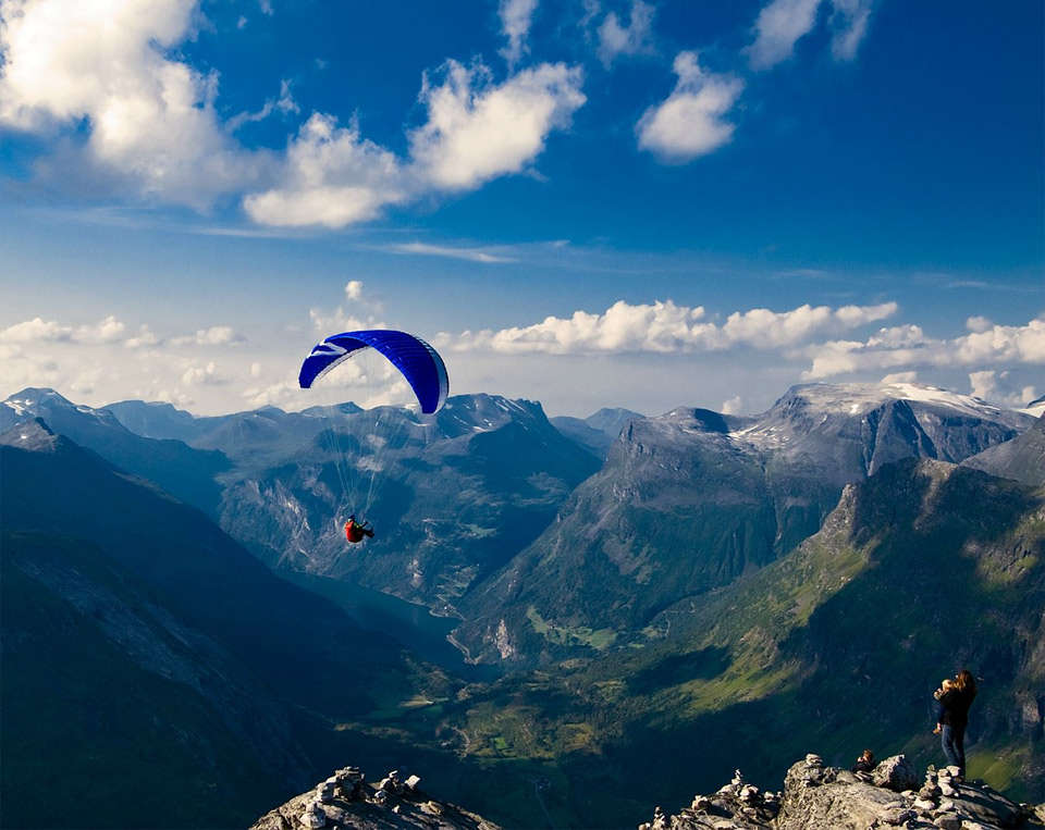 Роскошные пейзажи Норвегии - Страница 2 25look-your-daddy-is-paragliding