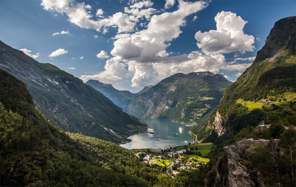 Роскошные пейзажи Норвегии 4beautiful-geiranger-village-norway