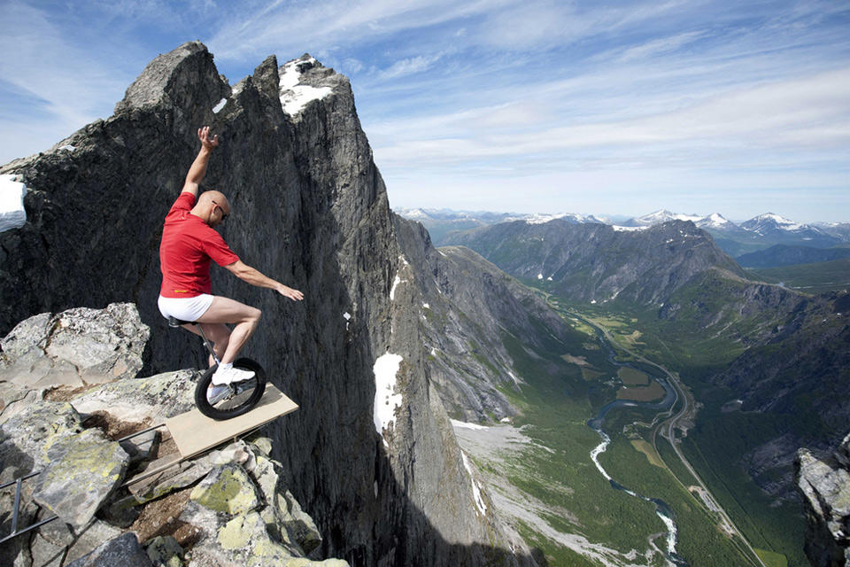 Роскошные пейзажи Норвегии 5balancing-on-the-edge-of-1000ft-cliff-in-norway