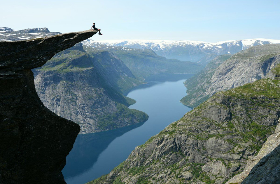 Роскошные пейзажи Норвегии 6sitting-on-the-edge-of-trolltunga_-norway