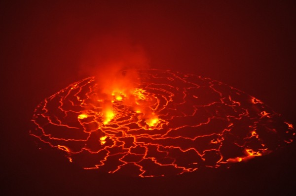 Озеро лавы вулкана Ньирагонго
