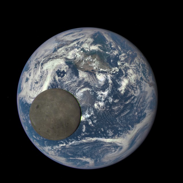 Как Луна пролетает перед Землей. Фотография сделана на расстоянии больше 1,5 миллионов километров от планеты