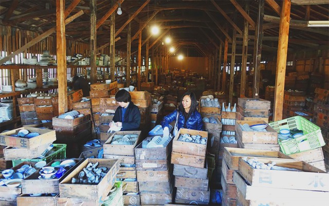 150-летний склад фарфора в Японии устраивает ежедневную «охоту за сокровищами»