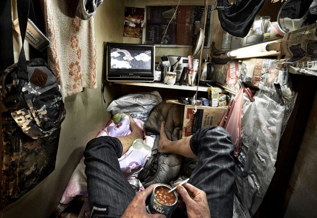 Как живут в «клетках-гробах» Гонконга. Фотограф Бенни Лэм