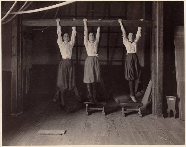 Фотографии о том, как школьники занимались физкультурой в 1890-е годы в Бостоне