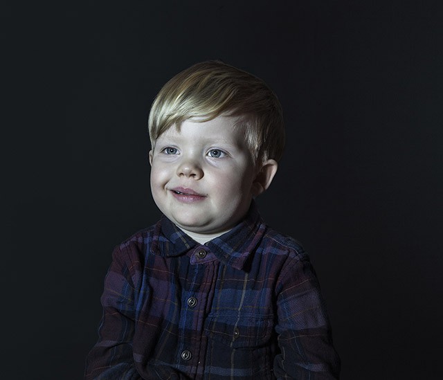 Фотопроект Idiot Box: портреты детей, прилипших к "зомбоящику"
