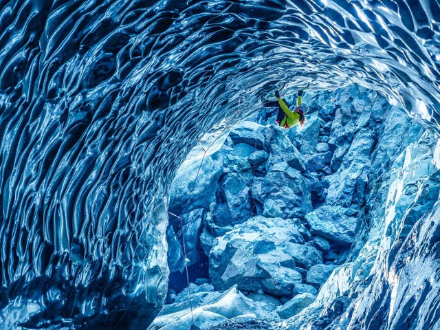Восхождение внутри эпической ледяной пещеры в Исландии