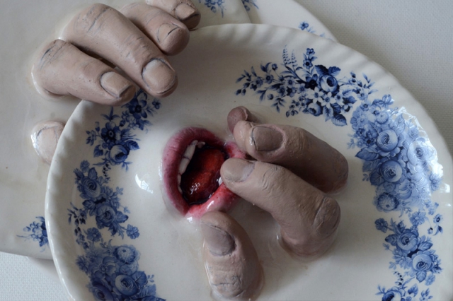 Эмоциональная керамическая посуда с пальцами и ртами