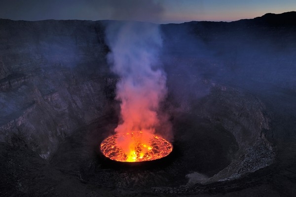 Озеро дьявола в вулкане Ньирагонго