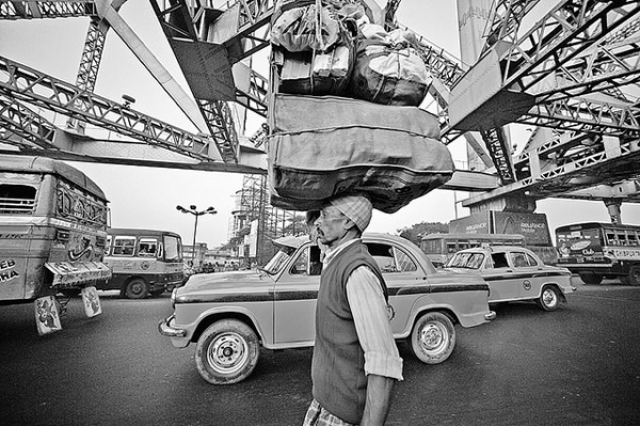 Черно-белые уличные фотографии из Индии - 35 контрастных кадров
