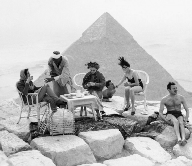 На вершине чуда света: ретро фотографии туристов на пирамидах Гизы