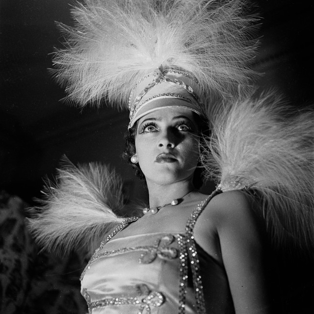 Фоли-Бержер: перья и легкомыслие в одном из самых популярных ночных клубов Парижа (1937 год)