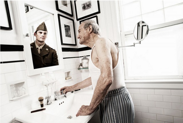 Пожилые люди смотрят на своё молодое отражение в фотопроекте Тома Хасси