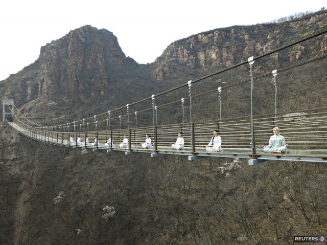 Медитация на стеклянном мосту, который висит на высоте 180 метров