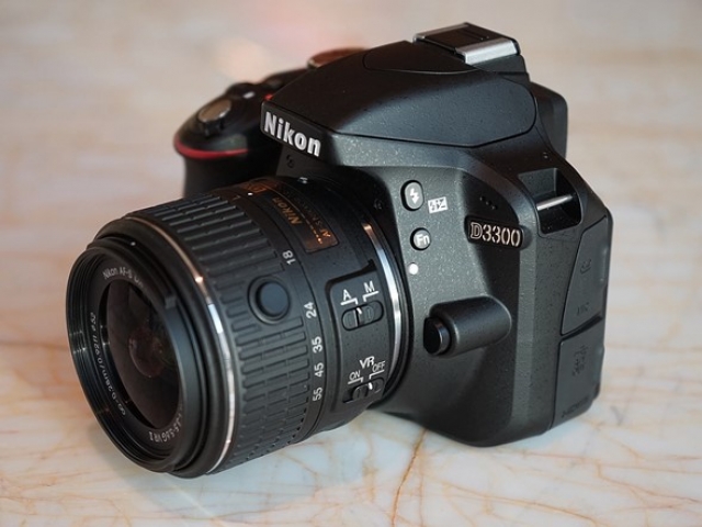 Nikon D3300 и новый объектив 35 мм F1.8G в руках