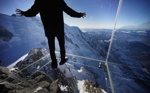 Стеклянная смотровая площадка над пропастью во французских Альпах