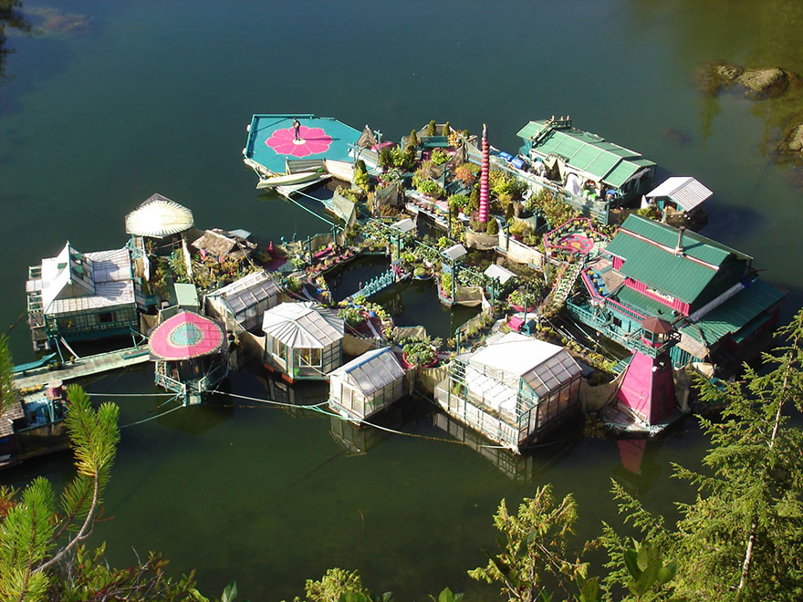 Пара за 20 лет построила самодостаточный плавучий остров-дом-9