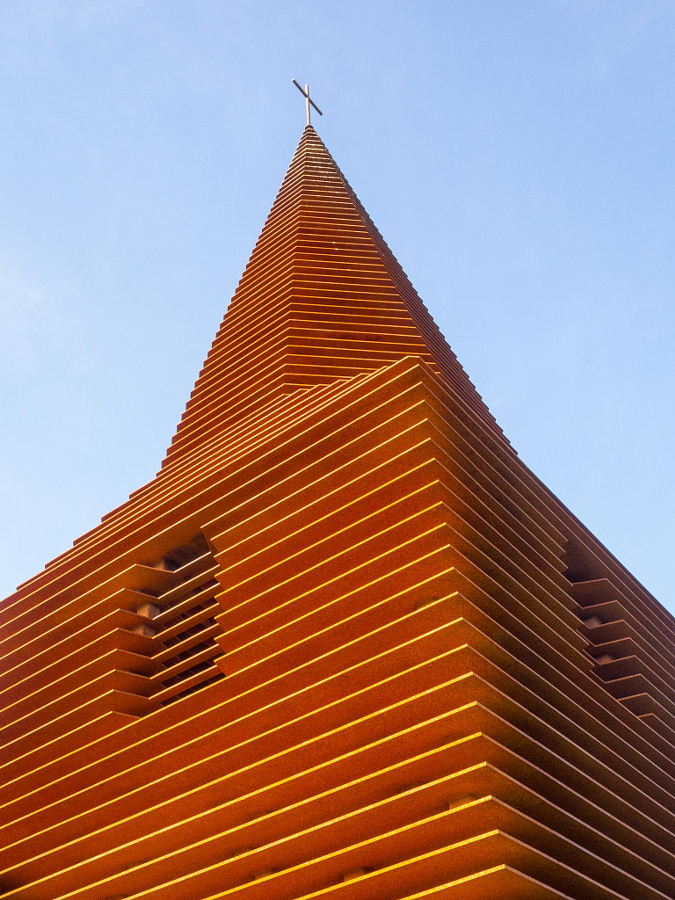 Необычная полупрозрачная церковь в Борглооне, Бельгия