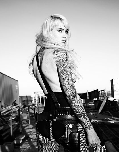 Красивые девушки с татуировками на теле в фотографиях Уорвика Сэйнта