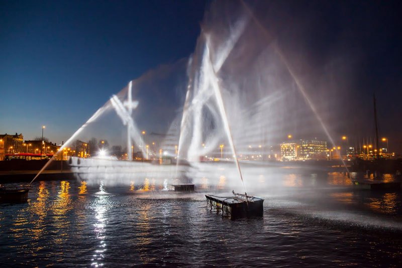 В Амстердаме воссоздали корабль-призрак «Летучий голландец» из воды и света (3)